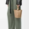 Mini sac seau Pebble en cuir de veau grainé souple Latte
