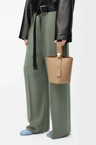 Mini sac seau Pebble en cuir de veau grainé souple Latte