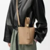 Mini sac seau Pebble en cuir de veau grainé souple Latte