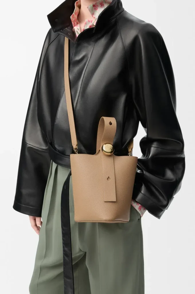 Mini sac seau Pebble en cuir de veau grainé souple Latte