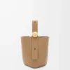 Mini sac seau Pebble en cuir de veau grainé souple Latte