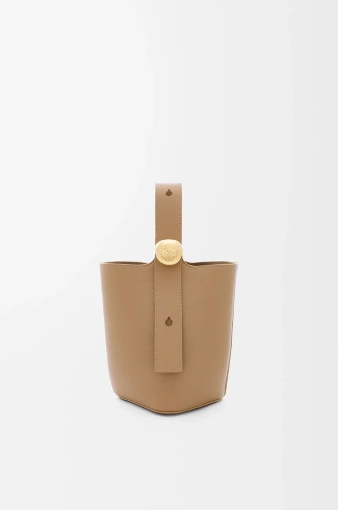 Mini sac seau Pebble en cuir de veau grainé souple Latte