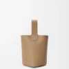 Mini sac seau Pebble en cuir de veau grainé souple Latte