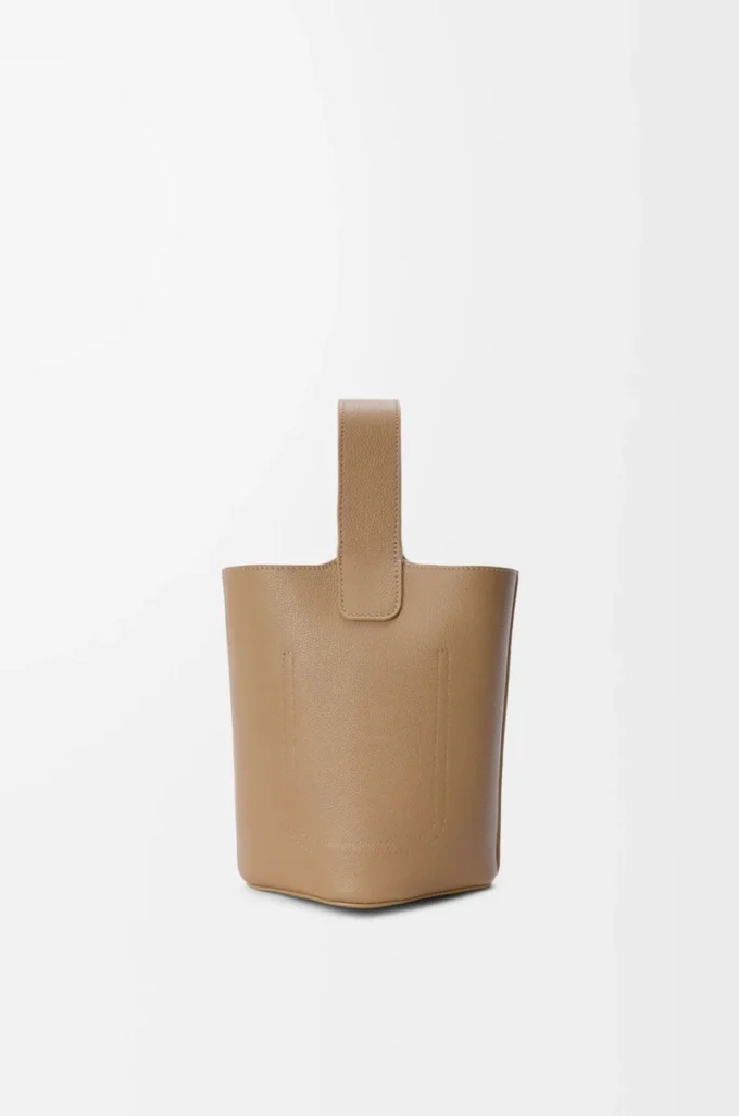 Mini sac seau Pebble en cuir de veau grainé souple Latte