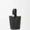 Mini sac seau Pebble en cuir de veau grainé souple noir