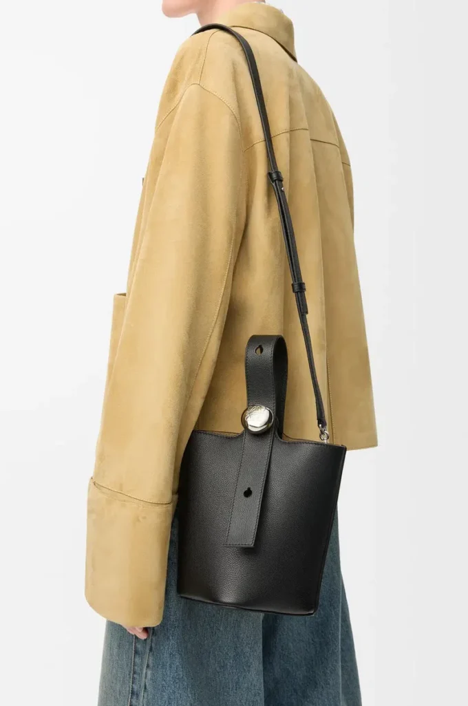 Mini sac seau Pebble en cuir de veau grainé souple noir