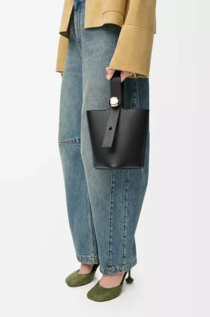 Mini sac seau Pebble en cuir de veau grainé souple noir