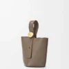 Mini sac seau Pebble en cuir de veau grainé souple Taupe