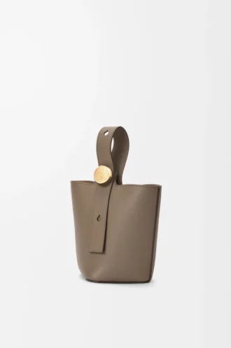 Mini sac seau Pebble en cuir de veau grainé souple Taupe