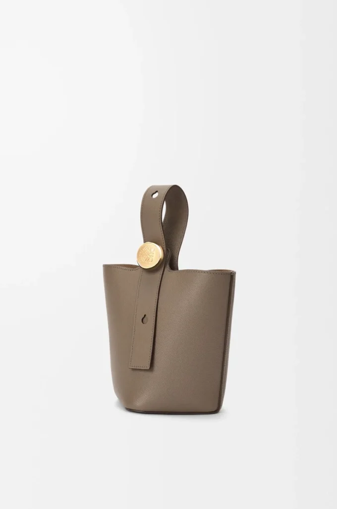 Mini sac seau Pebble en cuir de veau grainé souple Taupe