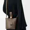 Mini sac seau Pebble en cuir de veau grainé souple Taupe