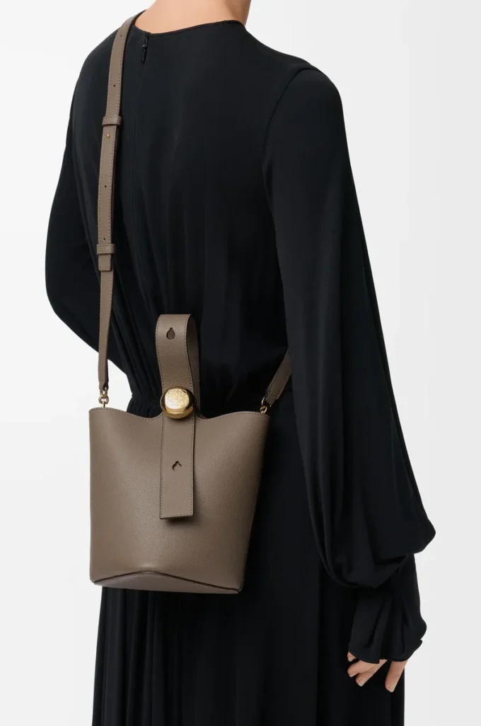 Mini sac seau Pebble en cuir de veau grainé souple Taupe