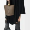 Mini sac seau Pebble en cuir de veau grainé souple Taupe