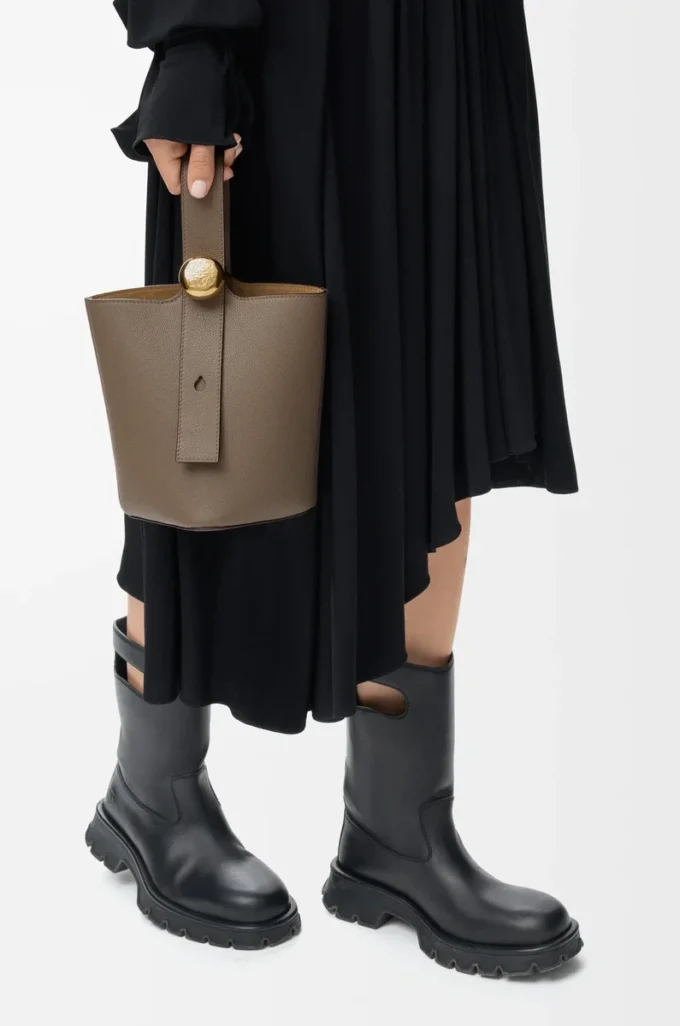 Mini sac seau Pebble en cuir de veau grainé souple Taupe