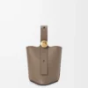 Mini sac seau Pebble en cuir de veau grainé souple Taupe