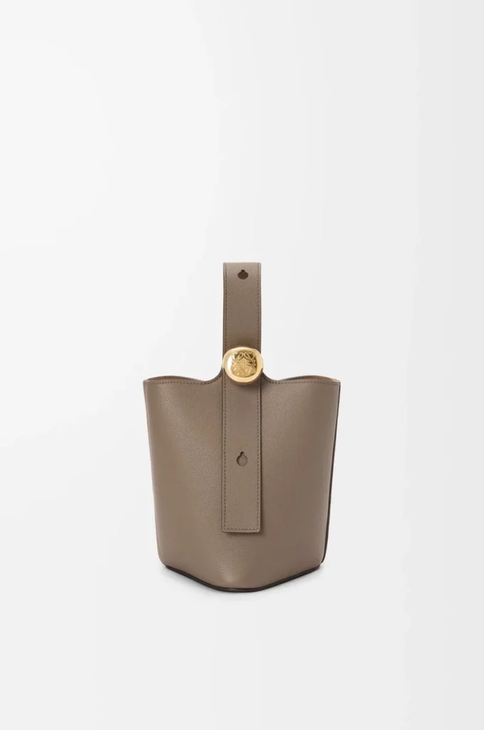 Mini sac seau Pebble en cuir de veau grainé souple Taupe