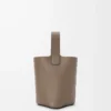 Mini sac seau Pebble en cuir de veau grainé souple Taupe