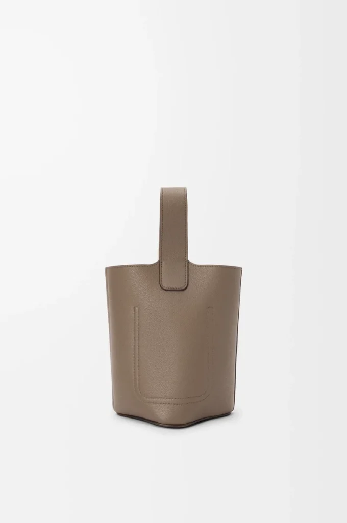 Mini sac seau Pebble en cuir de veau grainé souple Taupe
