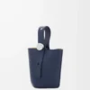 Mini sac seau Pebble en cuir de veau lisse bleu abysse