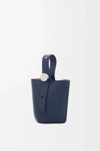 Mini sac seau Pebble en cuir de veau lisse bleu abysse