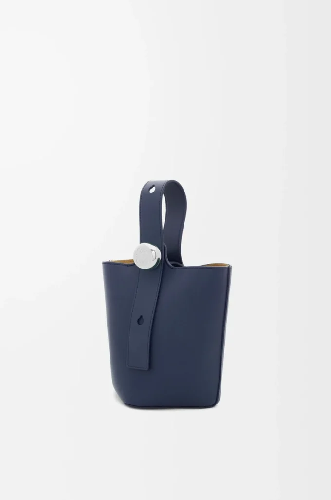 Mini sac seau Pebble en cuir de veau lisse bleu abysse