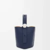 Mini sac seau Pebble en cuir de veau lisse bleu abysse