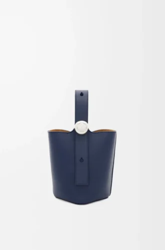 Mini sac seau Pebble en cuir de veau lisse bleu abysse