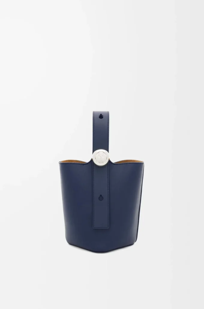 Mini sac seau Pebble en cuir de veau lisse bleu abysse