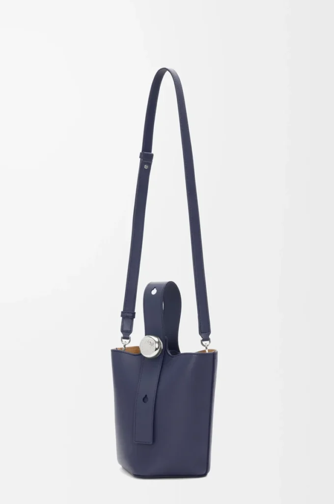 Mini sac seau Pebble en cuir de veau lisse bleu abysse