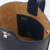 Mini sac seau Pebble en cuir de veau lisse bleu abysse