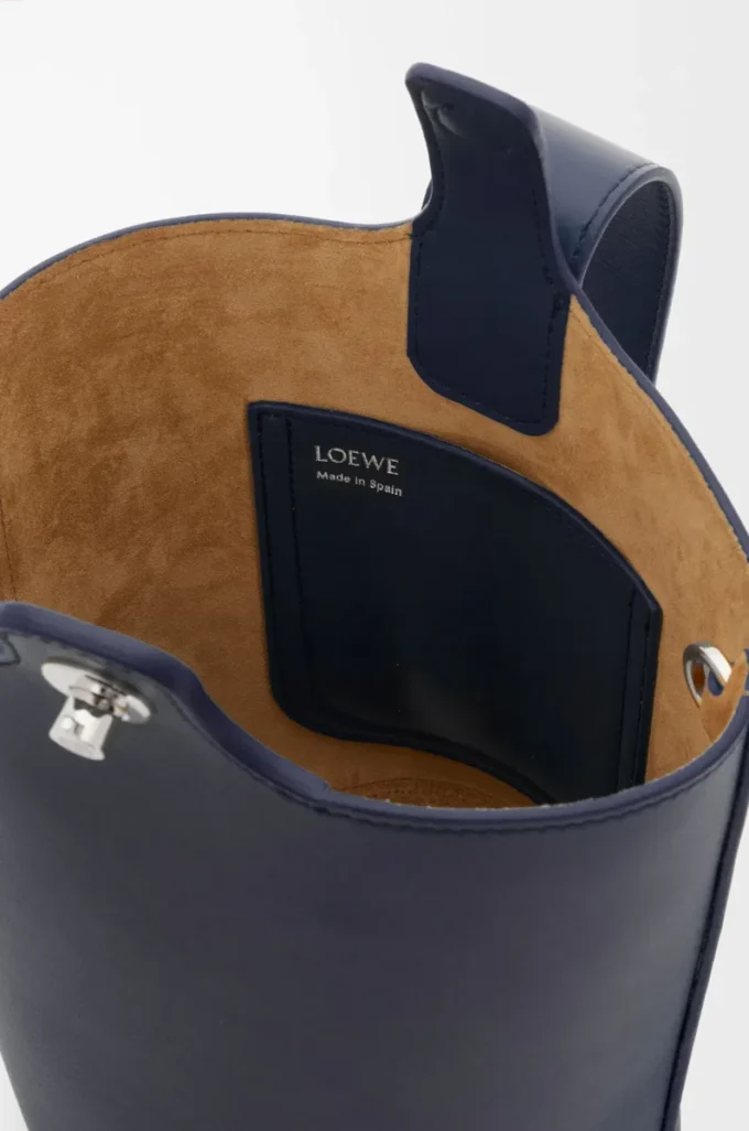 Mini sac seau Pebble en cuir de veau lisse bleu abysse
