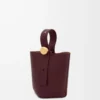 Mini sac seau Pebble en cuir de veau lisse Dark Burgundy Mini sac seau Pebble en cuir de veau lisse Dark Burgundy