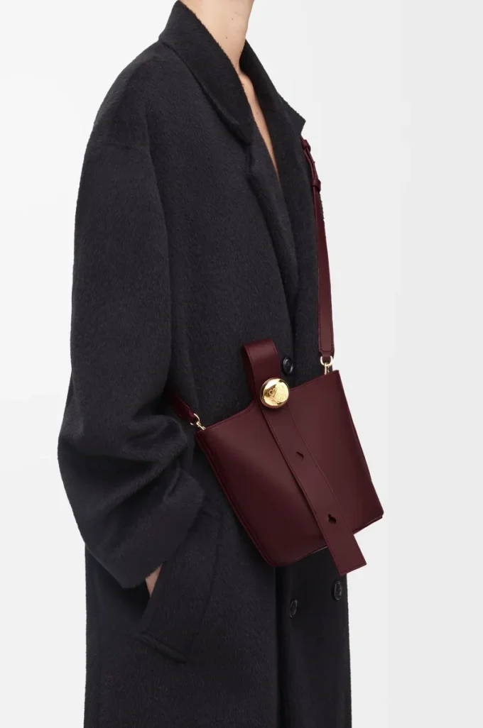Mini sac seau Pebble en cuir de veau lisse Dark Burgundy Mini sac seau Pebble en cuir de veau lisse Dark Burgundy