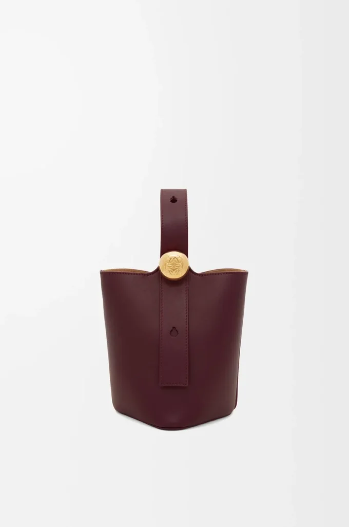 Mini sac seau Pebble en cuir de veau lisse Dark Burgundy Mini sac seau Pebble en cuir de veau lisse Dark Burgundy