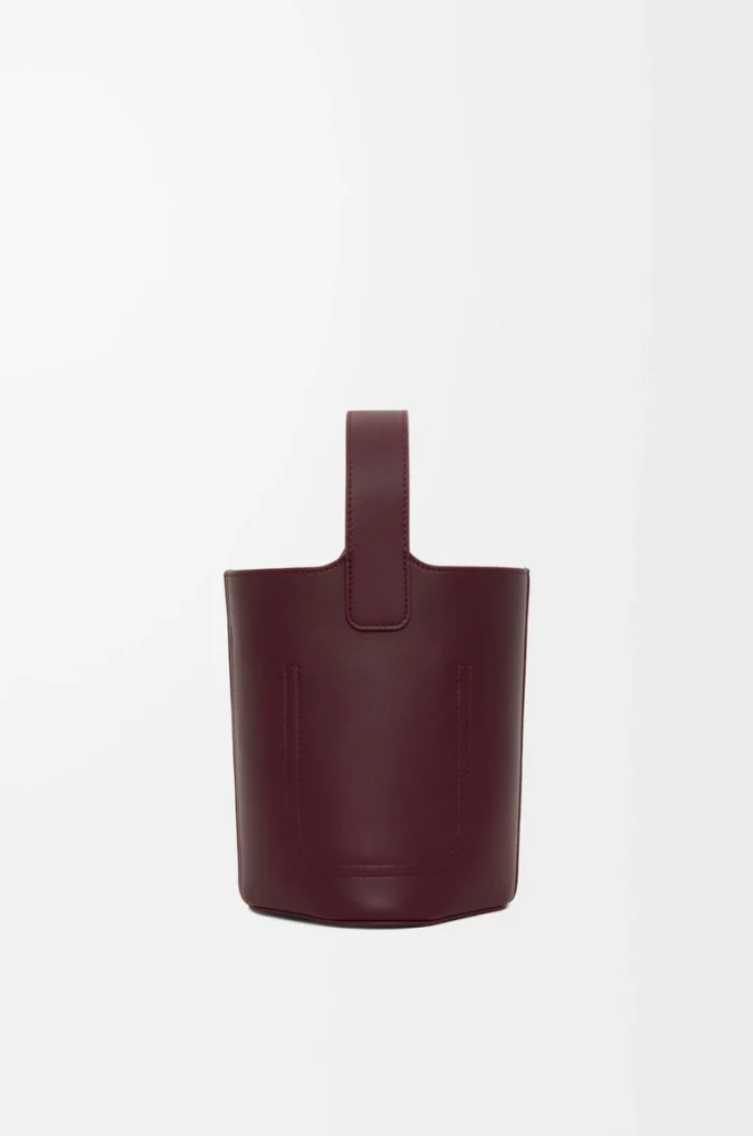 Mini sac seau Pebble en cuir de veau lisse Dark Burgundy Mini sac seau Pebble en cuir de veau lisse Dark Burgundy