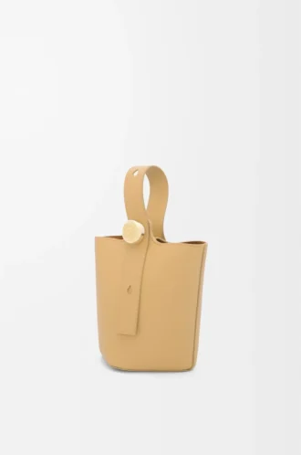 Mini sac seau Pebble en cuir de veau lisse Dark Butter