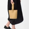Mini sac seau Pebble en cuir de veau lisse Dark Butter