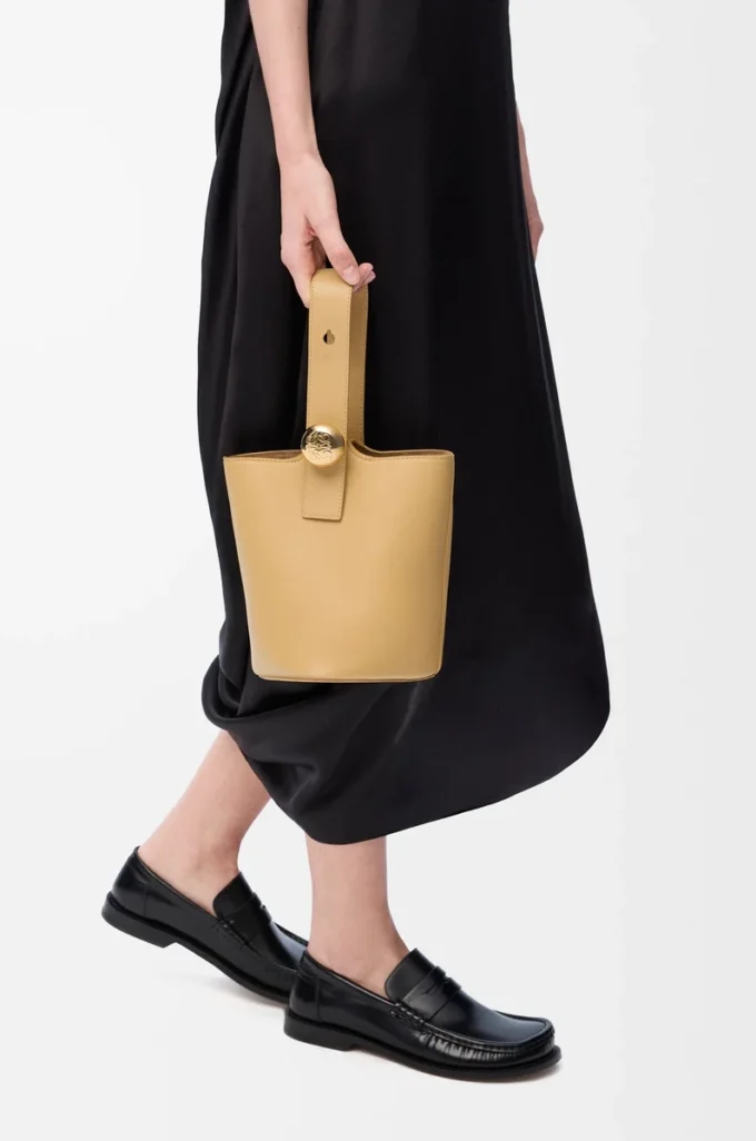 Mini sac seau Pebble en cuir de veau lisse Dark Butter