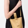 Mini sac seau Pebble en cuir de veau lisse Dark Butter