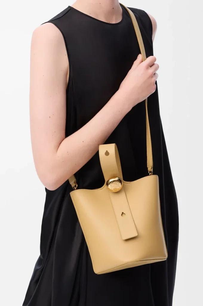 Mini sac seau Pebble en cuir de veau lisse Dark Butter