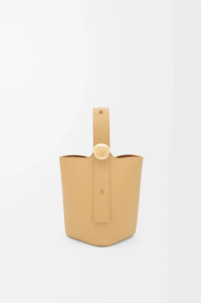 Mini sac seau Pebble en cuir de veau lisse Dark Butter