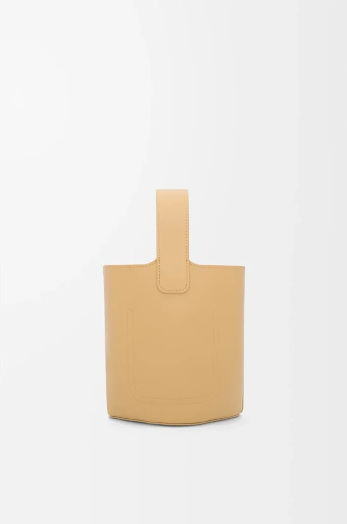 Mini sac seau Pebble en cuir de veau lisse Dark Butter