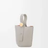 Mini sac seau Pebble en cuir de veau lisse gris coquillage