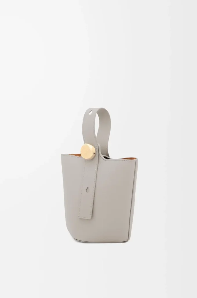 Mini sac seau Pebble en cuir de veau lisse gris coquillage