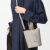 Mini sac seau Pebble en cuir de veau lisse gris coquillage