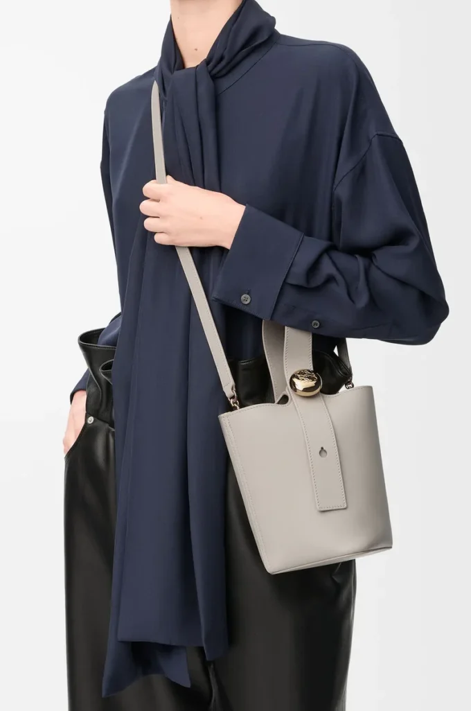 Mini sac seau Pebble en cuir de veau lisse gris coquillage