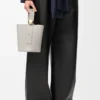 Mini sac seau Pebble en cuir de veau lisse gris coquillage
