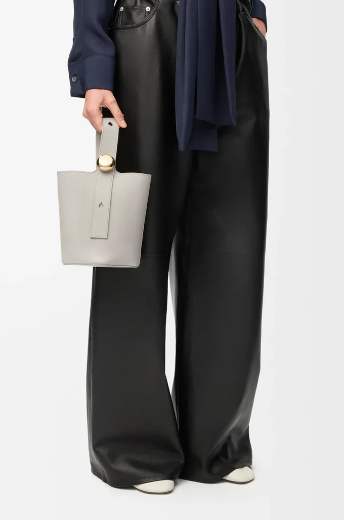 Mini sac seau Pebble en cuir de veau lisse gris coquillage