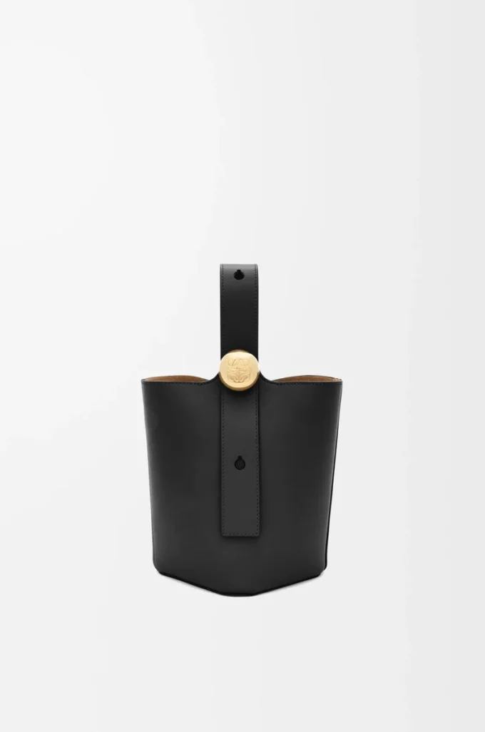 Mini sac seau Pebble en cuir de veau lisse noir Mini sac seau Pebble en cuir de veau lisse noir
