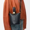Mini sac seau Pebble en cuir de veau lisse noir Mini sac seau Pebble en cuir de veau lisse noir